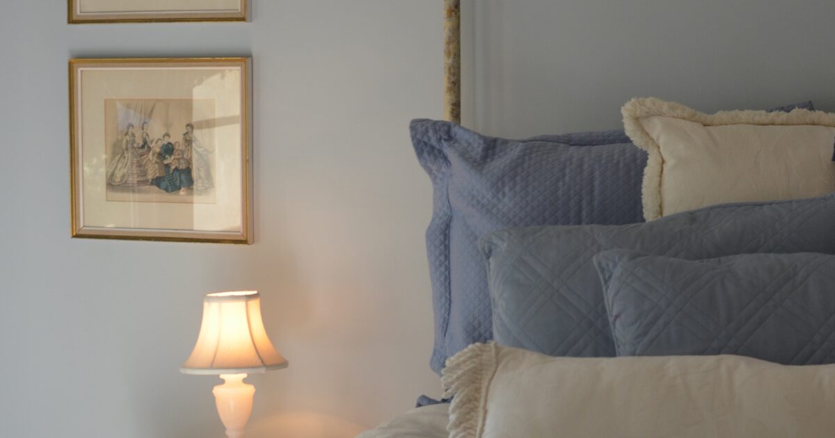 HOW TO DESIGN A COMFORTABLE GUEST BEDROOM